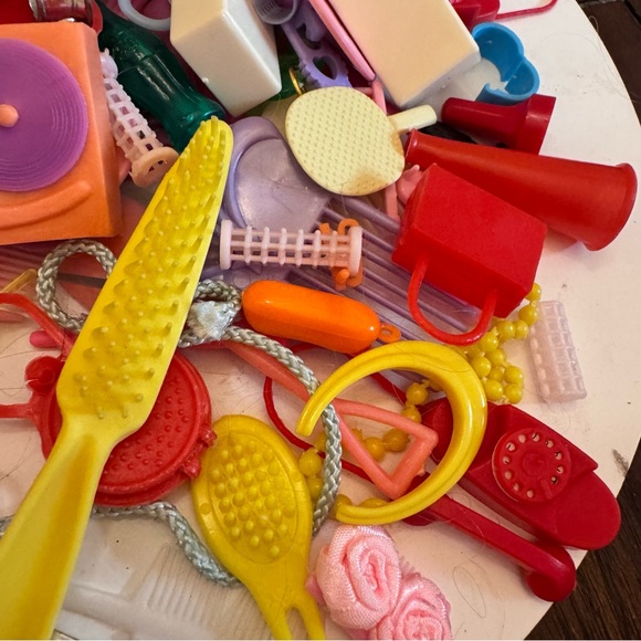 Vintage Bundle of Barbie accessories hangers record player records headphones - Picture 6 of 6